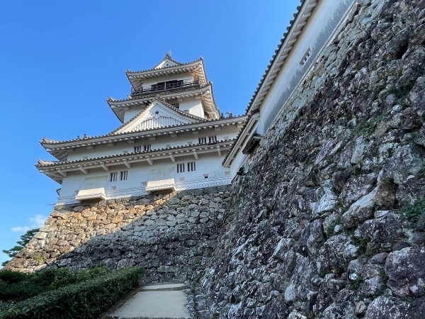 高知城４鉄門を登り、詰門付近から眺める天守