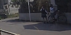 2023-05-22 駐車場を出たら、左側にたむろするカルト系の女子高生？左の子がスマホで、撮影する動作をした