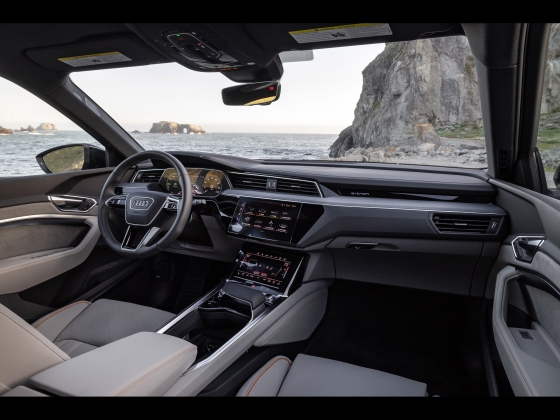 Audi Q8 Sportback e-tron Launch Edition [2024] 005