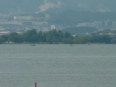 琵琶湖大橋西詰めから眺めた南湖はガラ空きですが下物沖だけ釣り中のボートがパラパラと見えます（5月25日9時20分頃）