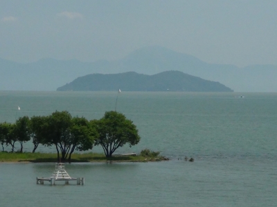 琵琶湖大橋西詰めから眺めた北湖は晴天軽風。一面に薄濁りで沖に泥濁りの帯が見えます（6月4日10時40分頃）