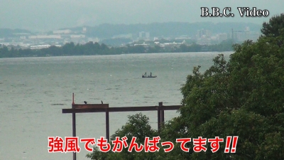 琵琶湖南湖は南西の強風!! それでもがんばってるボートが見えます #今日の琵琶湖（YouTubeムービー 23/06/09）