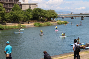 「日本財団渚の交番KARAHASHI.DECK」のオープンを記念して瀬田川で行われた水上パレード