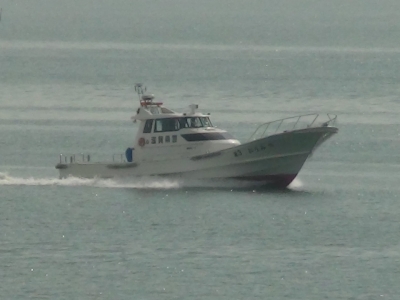 琵琶湖北湖から南湖へ向かう水上警察の警備艇おうみ