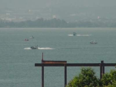 琵琶湖大橋西詰めから眺めた南湖はいい天気の土曜日にしては釣り中のボートが多くありませんがプレジャーバートや水上バイクが多くて湖上は賑やかです（8月19日8時30分頃）