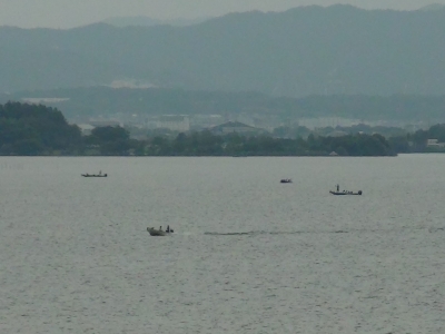 赤野井沖で釣り中のボート。今日の琵琶湖南湖はボートがやや多めでした（8月23日10時35分頃）