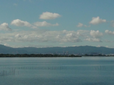 琵琶湖大橋西詰めから眺めた南湖は晴天軽風のベタナギ。朝早くからカンカン照りです（8月25日8時30分頃）