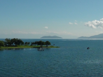 琵琶湖大橋西詰めから眺めた北湖はほぼ快晴で北東の軽風。絶好の釣り日和です（8月26日8時30分頃）