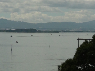 赤野井〜烏丸半島〜山ノ下湾沖は釣り中のボートがパラパラ浮いていい感じの賑わいです（9月2日9時30分頃）