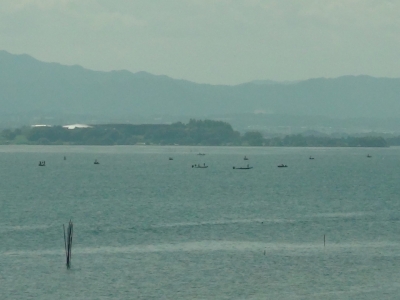 琵琶湖大橋西詰めから眺めた南湖。赤野井沖にたくさんのボートが見えます（9月10日10時40分頃）