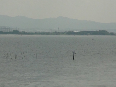 琵琶湖大橋西詰めから眺めた南湖。釣り中のボートは少なくてガランガランのガラ空きです（9月19日12時50分頃）