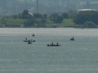 琵琶湖大橋西詰めから眺めた南湖。木浜南部から赤野井沖にかけて小規模な船団はできてますが昨日よりボートは少なめです（9月24日11時15分頃）