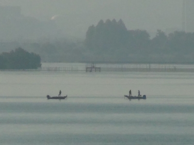 琵琶湖大橋西詰めから眺めた南湖木浜5語水路沖。遠くの景色が霞んでるのはPM2.5でしょうか!?（9月30日9時頃）