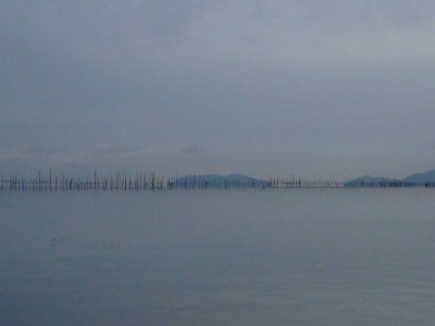 明け方の真野浜から眺めた琵琶湖北湖は曇天微風のベタナギ〜すぐに風が吹き始めて昼前には爆風になりました（10月5日5時45分頃）