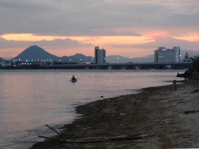 明け方の真野浜から眺めた琵琶湖北湖は曇天微風のベタナギでカヌーが1隻だけポツンと釣りをしてます（10月16日6時頃）