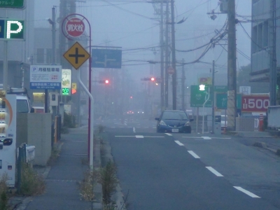 濃霧注意報は発表されてないのに堅田は朝から霧が掛かって遠くの景色が霞んでました（11月5日7時頃）
