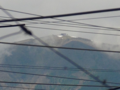 比良山頂に掛かった雲が晴れたら昨日の雪が残ってました（11月14日14時頃）