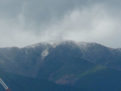 比良山に掛かって卓もが晴れたら雪景色でした（11月25日12時45分頃）