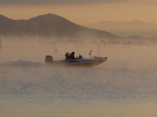 気嵐の琵琶湖北湖を走るバスボート（11月26日6時50分頃）