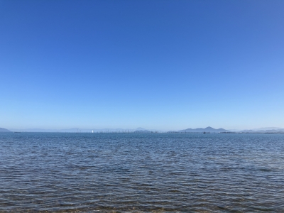 真野浜から眺めた琵琶湖北湖は快晴ベタナギの絶好の釣り日和です（10月18日11時頃）