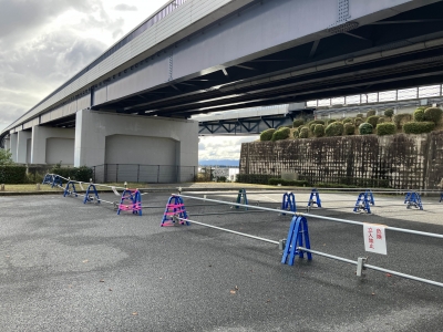 道の駅びわ湖大橋米プラザの駐車場は奥の方に立入禁止のフェンスが設置されて侵入できなくなってます