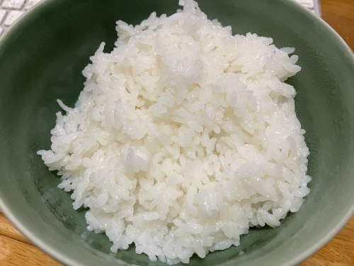北小松産の新米を炊いたご飯はおかずなしでも十分食べられるぐらいの美味しさです（笑）