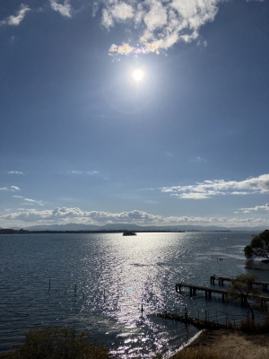 琵琶湖大橋西詰めから眺めた日曜日の南湖はよく晴れて言い天気ですが今日も南寄りの風で湖面は波立ってます（12月4日10時20分頃）