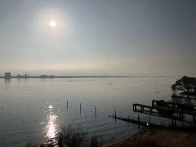 琵琶湖大橋西詰めから眺めた南湖はほぼ快晴微風で釣り納めにふさわしいベタナギです（12月30日9時頃）