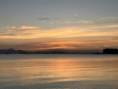 真野間から眺めた琵琶湖北湖は晴天微風のベタナギ。明け方からよく晴れてカンカン照りの厳しい暑さになりました（9月13日5時30分頃）