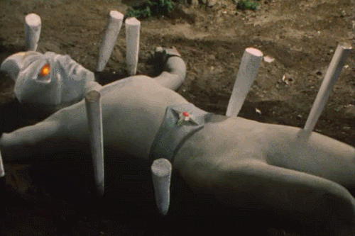 特撮ヒーローのミラーマンがやられて体内に爆弾を埋め込まれる。