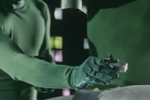 特撮ヒーローのミラーマンがやられて体内に爆弾を埋め込まれる。