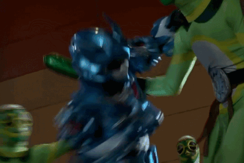 蒼きヒーロー、ガイオンがやられてマスクを破壊される。