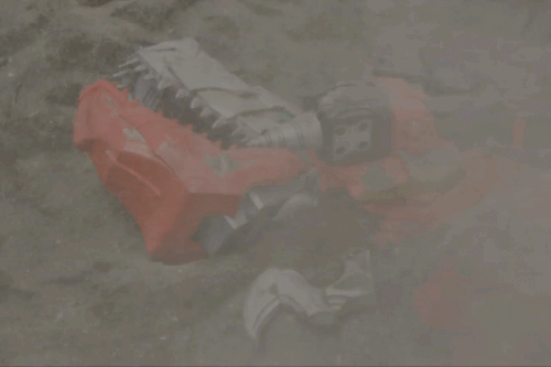戦隊ヒーロー、リュウソウジャーのリュウソウレッドがやらて砂に埋まる。