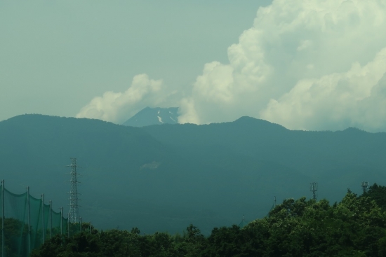東海道新幹線から雲隠れの富士山