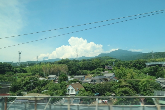 東海道新幹線から雲隠れの富士山
