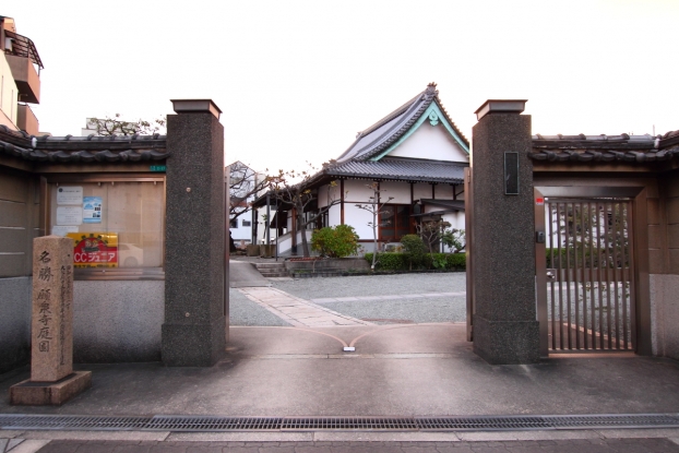 願泉寺・山門と本堂