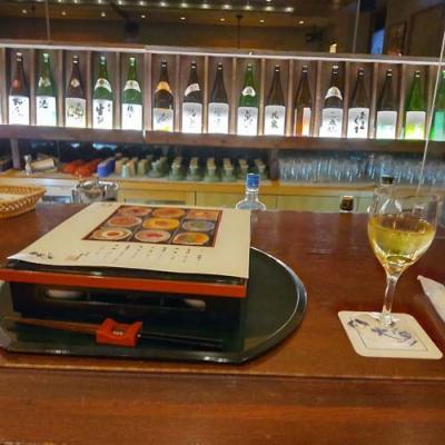 日本酒Ber香林のカウンターに用意された前菜九種とグラスワイン