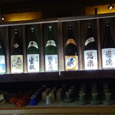 日本酒Ber香林の棚に並んだ日本酒ボトル