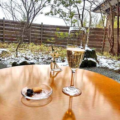 おとぎの宿米屋チェックイン時のスパークリングワインと小菓子に薄っすら雪景色の庭表紙用