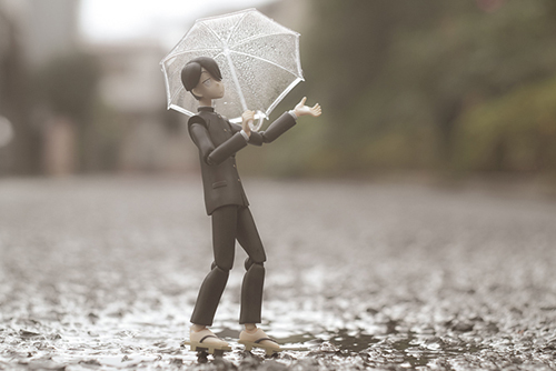 ツバキアキラが撮った、figma、R・田中一郎。雨の中、ビニール傘をさして、たたずむ、あ～るくん。
