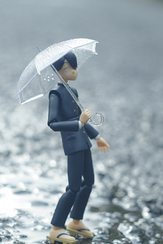 ツバキアキラが撮った、figma、R・田中一郎。雨の中、ビニール傘をさして、たたずむ、あ～るくん。