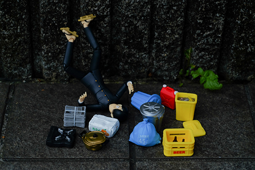 ツバキアキラが撮った、figma、R・田中一郎。ゴミ捨て場に放り出された、あ～るくん。