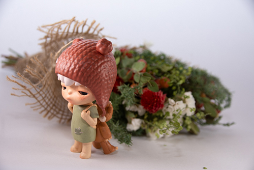 ツバキアキラが撮った、POPMART HIRONO The Other One シリーズ。綺麗なお花に背を向けて、悲しげにたたずんでいるHIRONO。