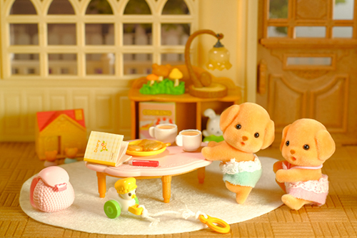 ツバキアキラが撮った、シルバニアファミリーの赤ちゃんたち。チャイルドテーブルセットで、お茶の時間。