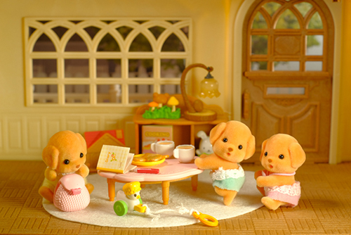 ツバキアキラが撮った、シルバニアファミリーの赤ちゃんたち。チャイルドテーブルセットで、お茶の時間。