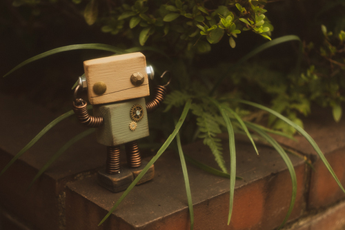 ツバキアキラが撮った、ロボット。花壇の角っこで、うぇ～いとなっているロボットくん。