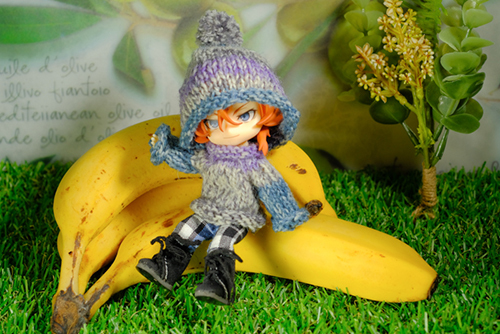 ツバキアキラが撮った、ねんどろいどどーる、「文豪ストレイドッグス」中原中也。暖かいセーターを着て、バナナと戯れている中也さん。