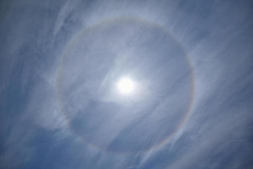 【地震雲】西日本で「ハロ」が出現！暈(かさ)や日暈(ひがさ)とも呼ばれる虹色現象