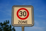 ゾーン30の道路標識の画像